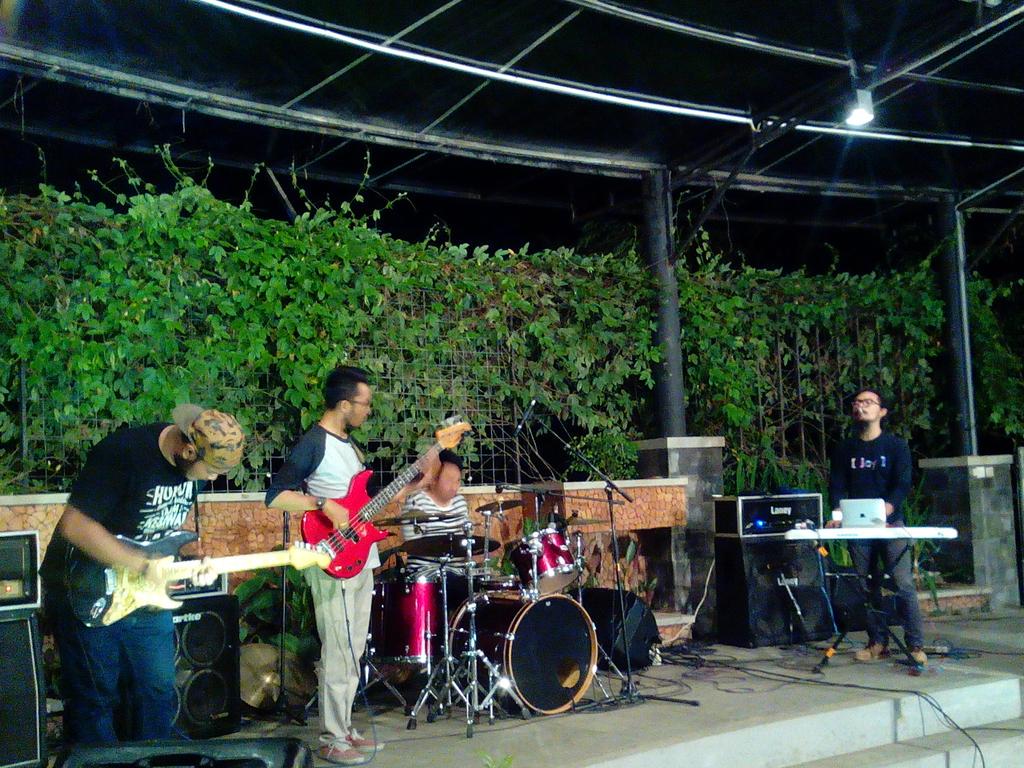 Dirty light live on stage.. Keren music nya cuy..