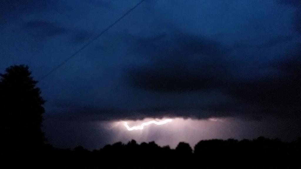 Auf die grenze Niederland /Deutschland shelfcloud with lightning. @WetterOnline @wetterzentrum @Wetter24 @lubuwetter