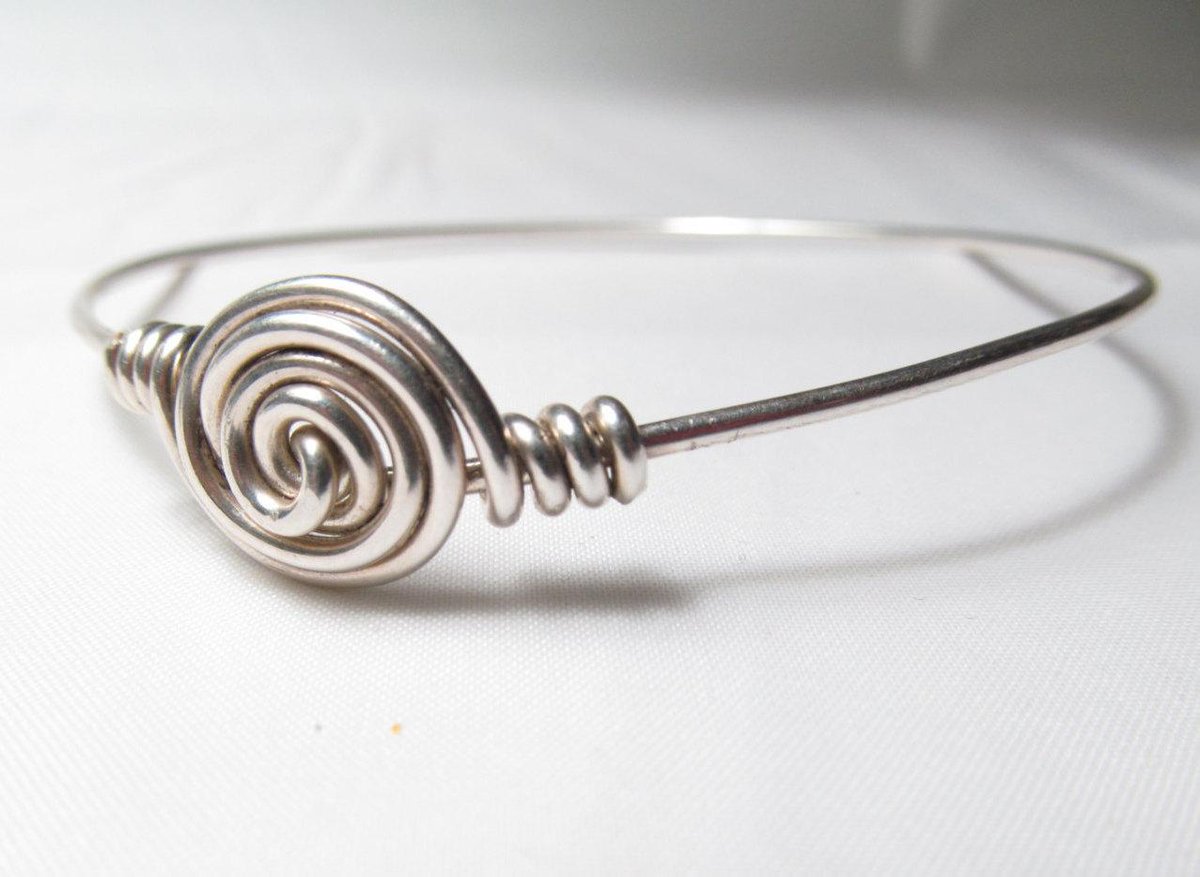 donkatcha's tweet image. Thin Silver Bracelet, Silver Stack Bracelet, Wire Wrapped Bangle, Si… etsy.com/listing/212464… #etsymntt #StackBangle