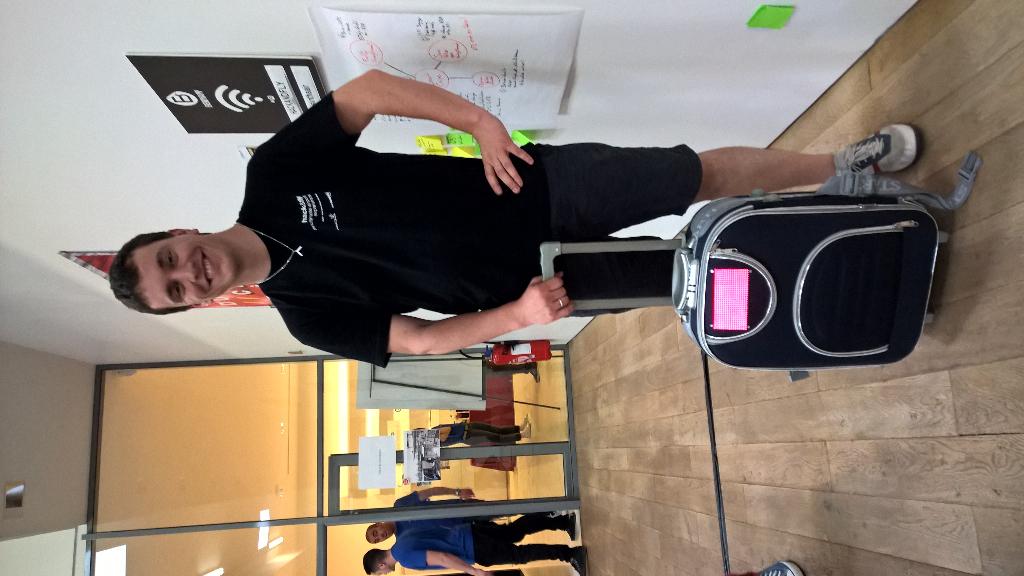 mim_Armand's tweet image. It's getting crazy! #hackandfly #Paris @BeMyAppFR @hackandfly #smartcase #hackathon
