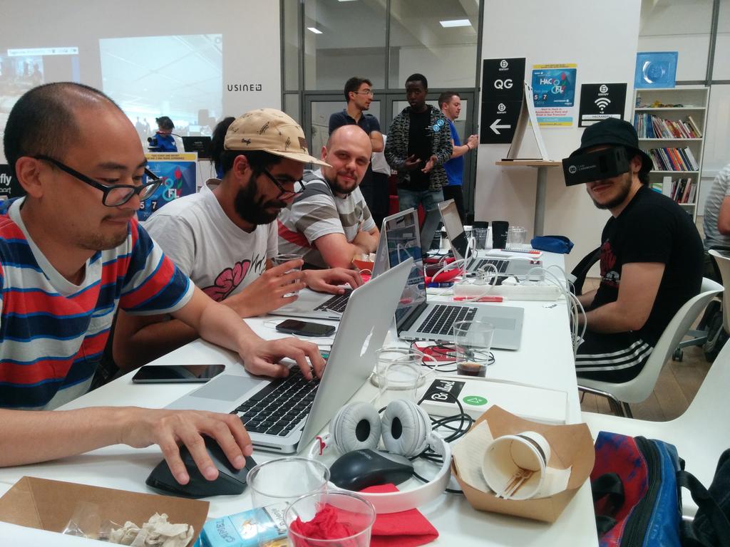 Adfab's tweet image. Équipe de choc ! #iamcardboard en poche #hackandfly #paris