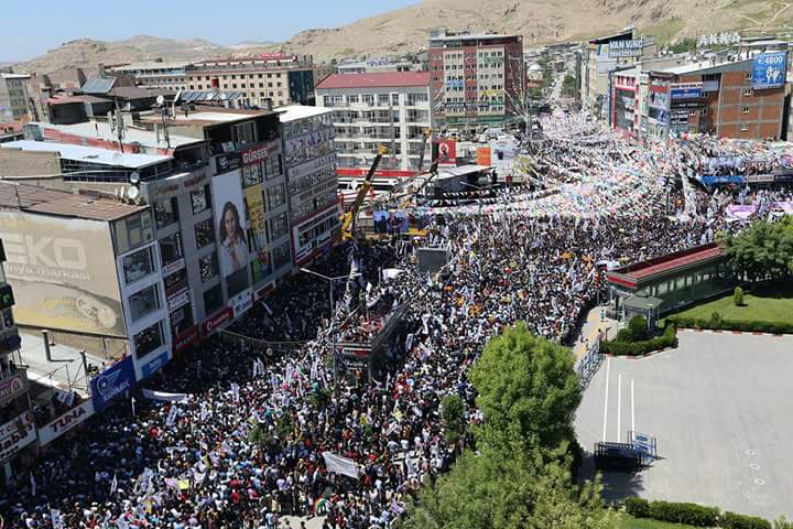 FigenYuksekdag's tweet photo. Sağolasın Wan! İnsanlık böyle bir gün gördü,asla yenilmez. http://t.co/QI5Cy6jsLg
