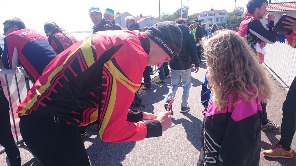 Today's winner Yannick Michiels writes autographs. - I know that nobody in the field is faster than me
