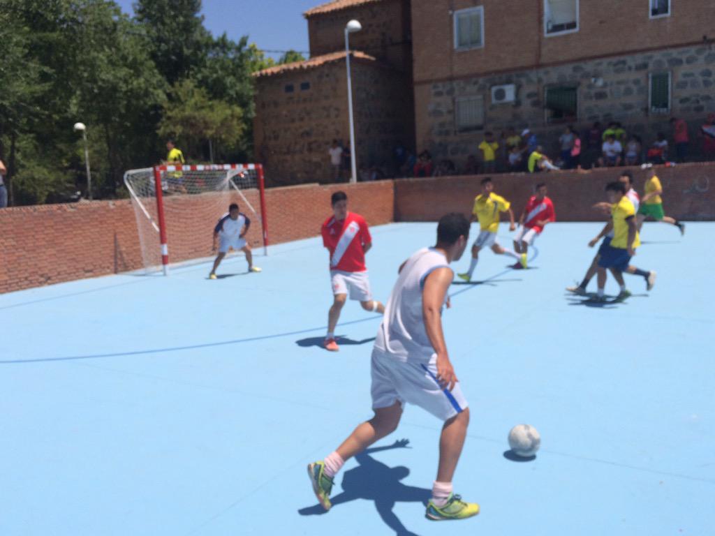 toledodeporte's tweet photo. Gran ambiente y exceso de calor en el Mundialito de Palomarejos, sobre la mejorada pista del barrio de Corea http://t.co/pALqmDDzMg