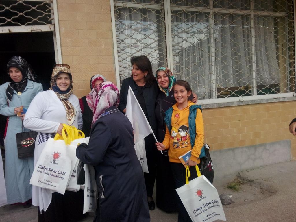 akaltndagkadnko's tweet photo. Altındağı bugun tekrar karış karış geziyoruz.An itibari ile Ulubeyparkı çevresnde alan çalışmasındayz #MilletGeliyor http://t.co/Bu7voPyLse