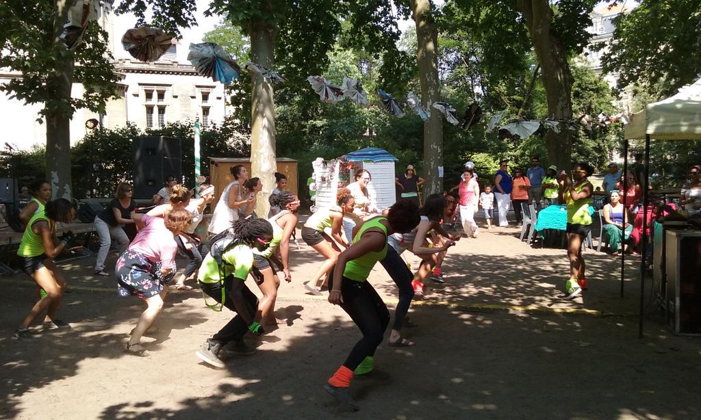 MerciGertrude's tweet photo. Initiation torride à la danse raggaton, les pieds dans le sable et au soleil ça y est on est aux Antilles ! http://t.co/gpTa3IHnpD