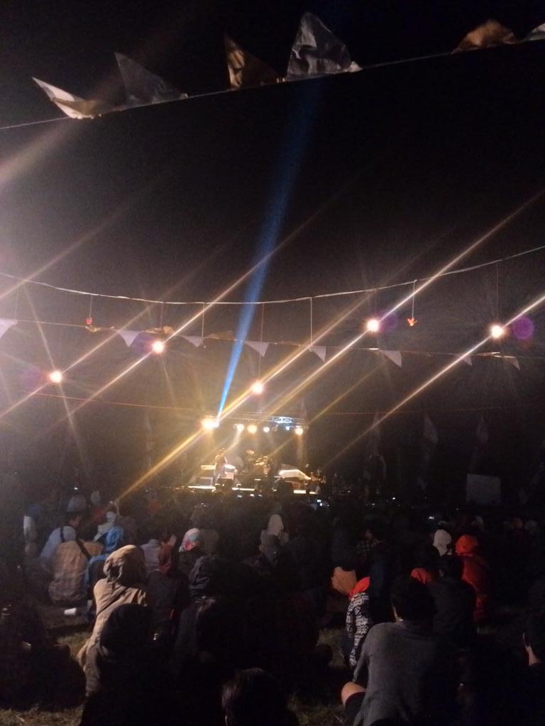 mahasiswamlg's tweet photo. PAYUNG TEDUH. | @forest__music w/ @payungteduh #ForestMusic2015 http://t.co/DKzagvwFOr