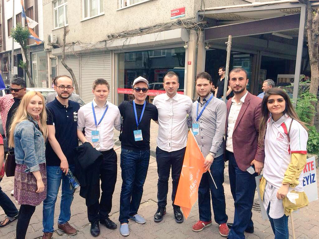 ElectionExchang's tweet photo. Katılımcılarımızla İstanbul'un tüm ilçelerine dağıldık. Seçim heyecanını son dakikaya kadar takip ediyoruz. #EEP2015 http://t.co/B4YiQIvZDa
