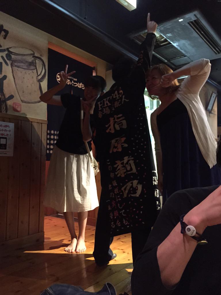 daisu7's tweet photo. @asakoro03 @momonoko29 @chakidesu32 博多飲み屋にて周りが盛り上がっているところ http://t.co/R5M9cqUyYp
