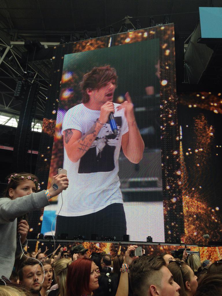teafortomlinson's tweet photo. LOUIS LOUIS http://t.co/zf6DlLhmNC