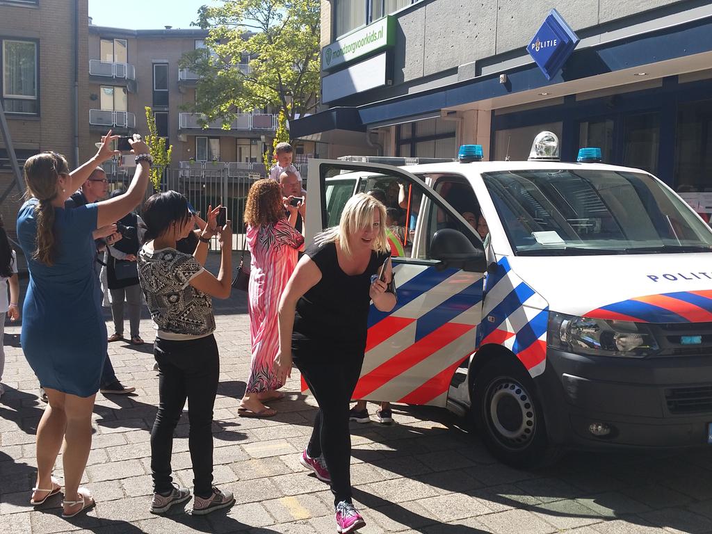 TOSKRACRONO's tweet photo. Hoeveel kinderen passen er in de bus van @POL_Boer en #wijkagentTom ? @Crooswijk__Run @BuurtLAB http://t.co/nuE8evh44V