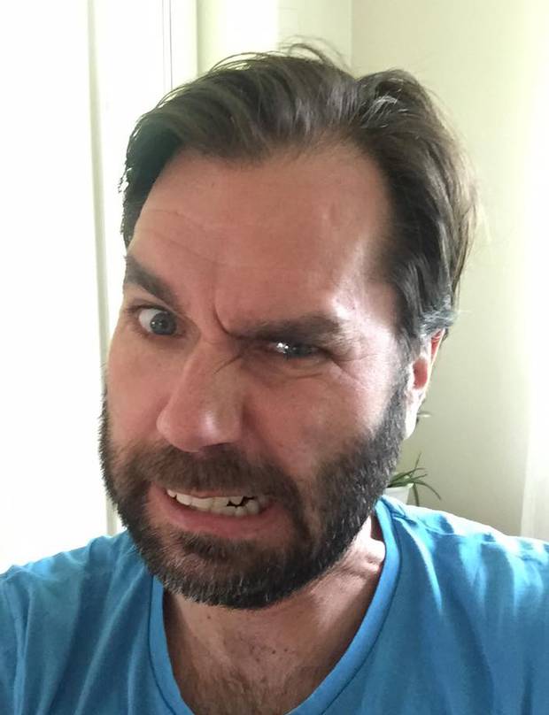 Independent's tweet image. Man arrested for 'kidnapping' his own son, after neighbours didn't recognise his new beard ind.pn/1FF2HIA