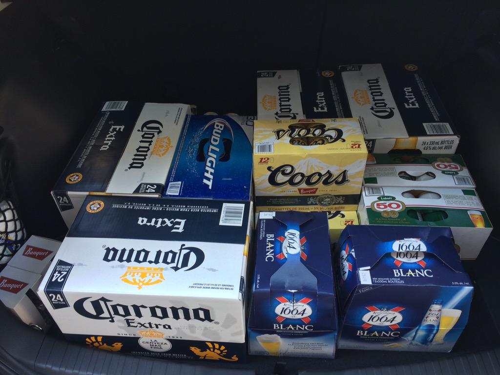 K_Rock9's tweet photo. One of the reasons I've always liked living on the Ontario-Quebec border!! #cheapbeer #quebexico http://t.co/y2tjYznOdZ