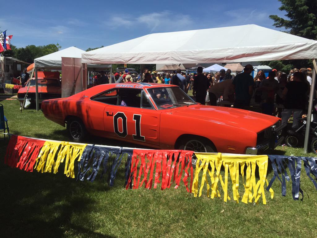 johnnydwoods's tweet photo. Great day at the @cruizein with @wopatofficial @John_Schneider @CourtneyHansen #familyevent http://t.co/7TWqmbynqr
