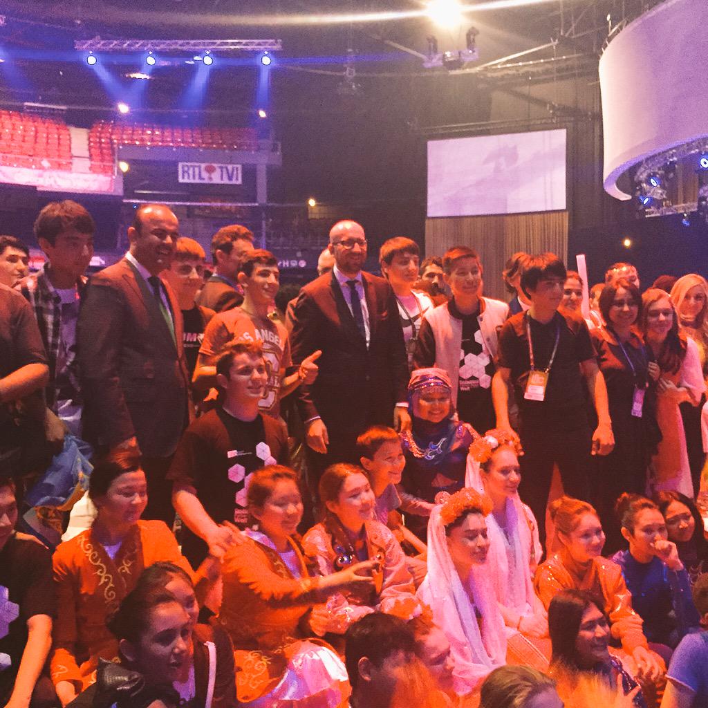 CharlesMichel's tweet photo. Félicitations à tous les enfants qui ont participé au spectacle #ColorsOfTheWorld ! http://t.co/UZhOXQ28sI
