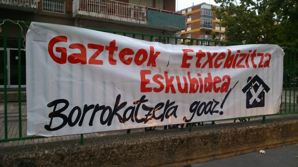 gemantzipatu's tweet photo. Etxebizitza eskubidearen aldeko aldarria Aranako jaietan! Inoiz baino ozenago, gazteok etxebizitza lortzera goaz! http://t.co/QFagzGBOvc