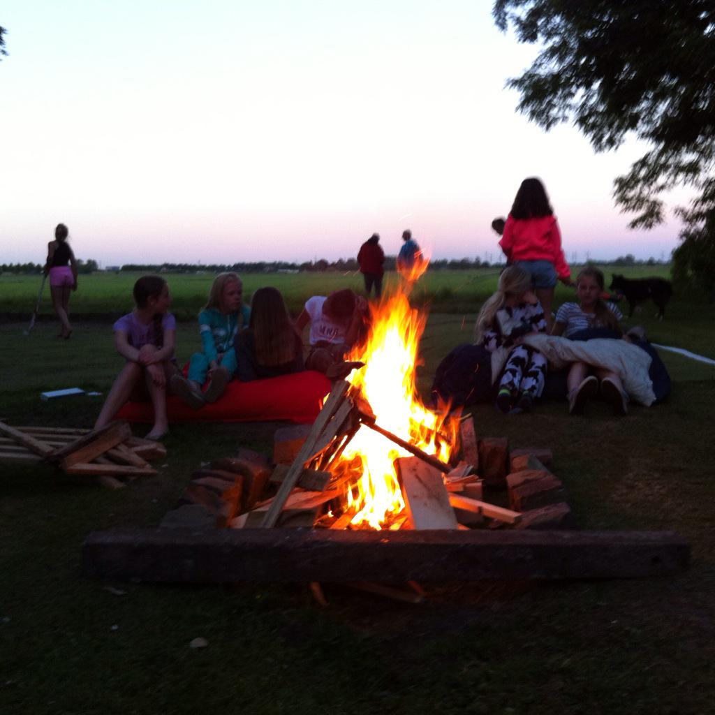 Het kampvuur is aan. Onze meiden genieten.