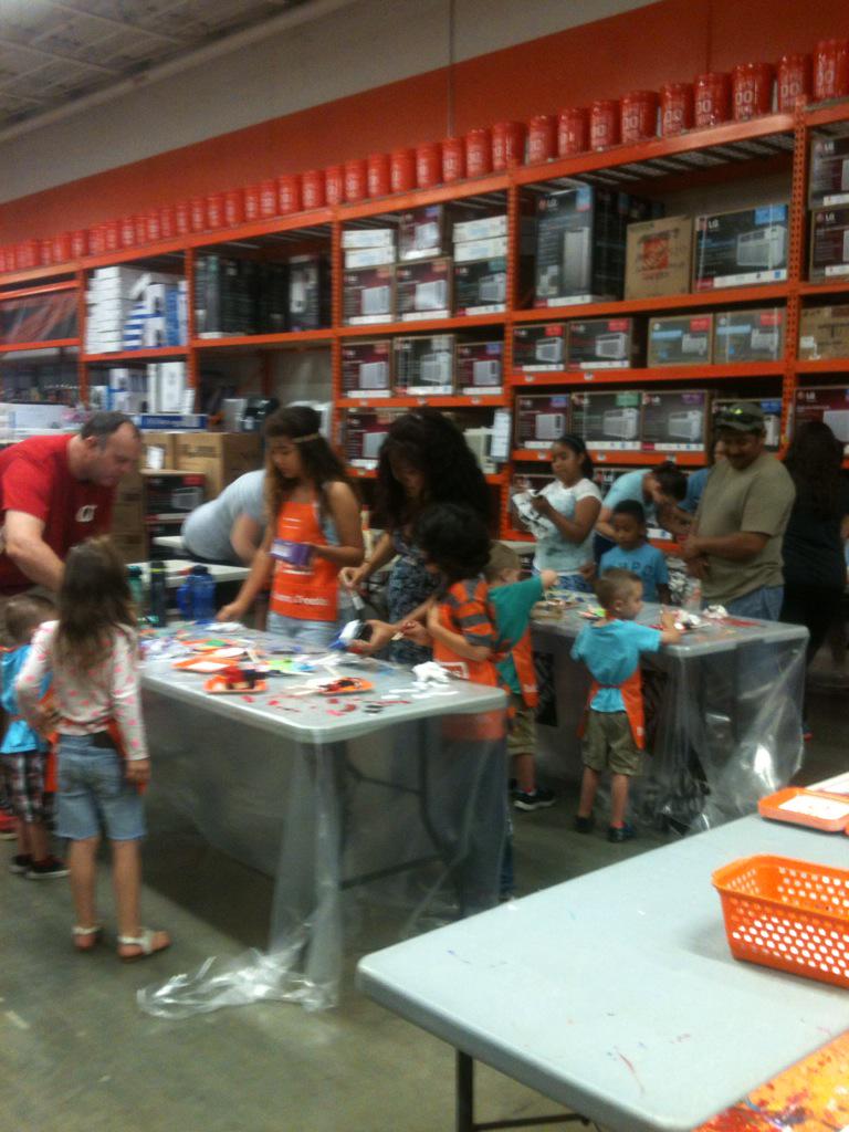 VictoriaPerry7's tweet image. Having fun at the Kids workshop at 3913!!!