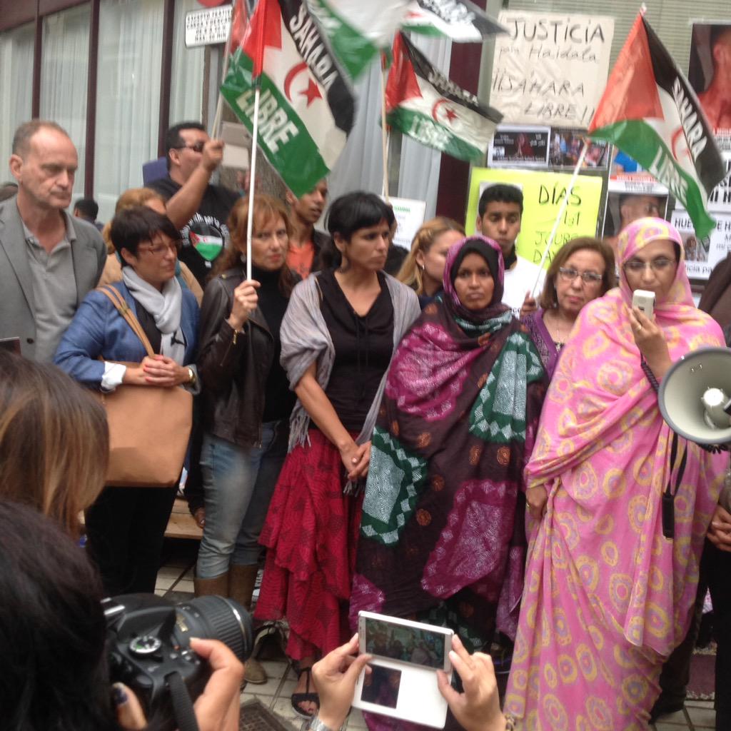 AminatouHaidar's tweet photo. Mujeres libres piden justicia para haidala. Matado por marroquíes.Su madre 3 semanas en huelga de hambre en Canarias http://t.co/BuO2o9T8vK