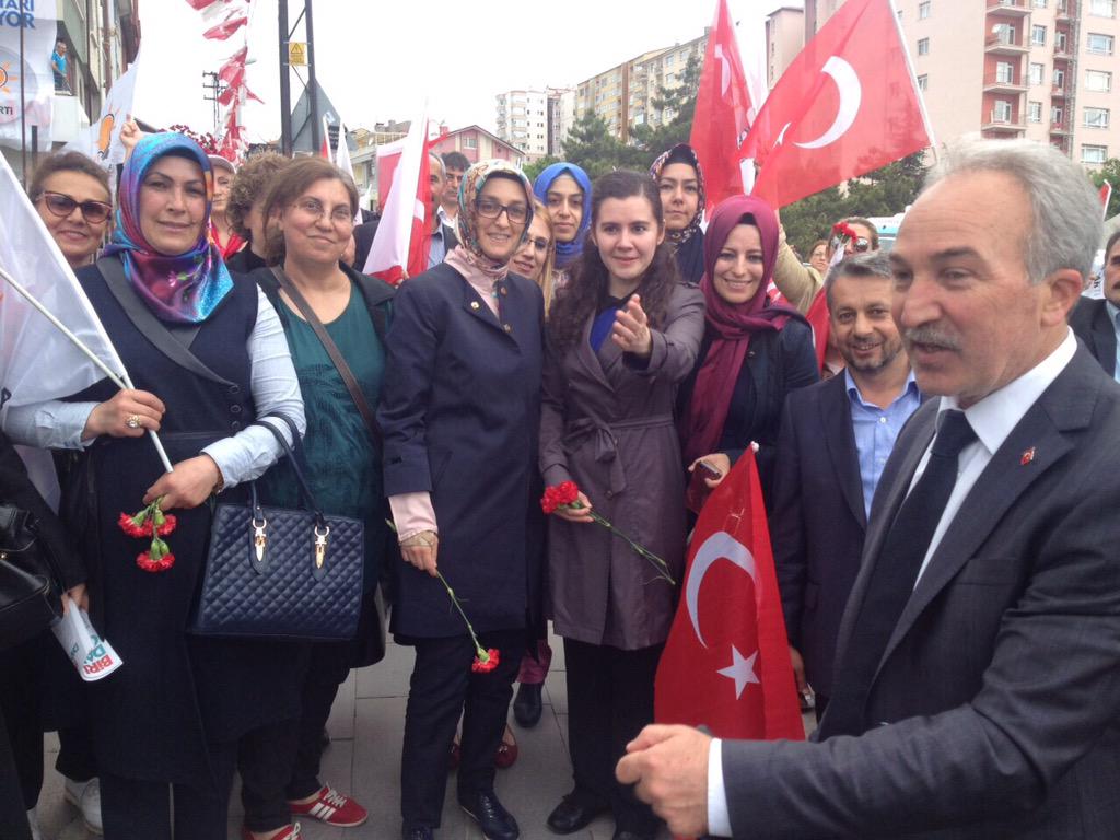 durbeyakdogan's tweet photo. Şentepede sevgi yürüyüşüne katıldık. @halukipek06 http://t.co/juiQrCTCx9