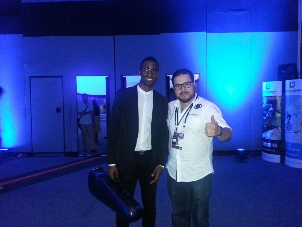 AlexJamesBlog's tweet photo. @kaikight y #AlexJamesBlog en el #wmforum fantástico evento #TOrganiza @Allenamenti http://t.co/GE5RZqcRsr