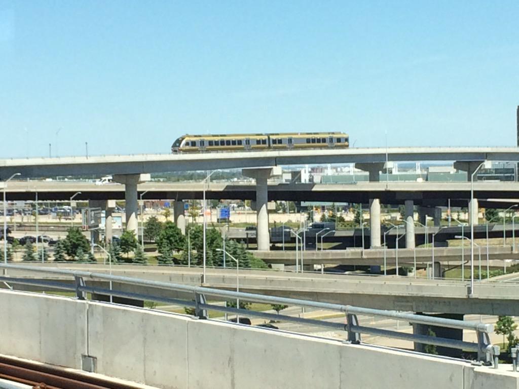 Urban_Toronto's tweet image. A @UPexpress train arrives at @TorontoPearson