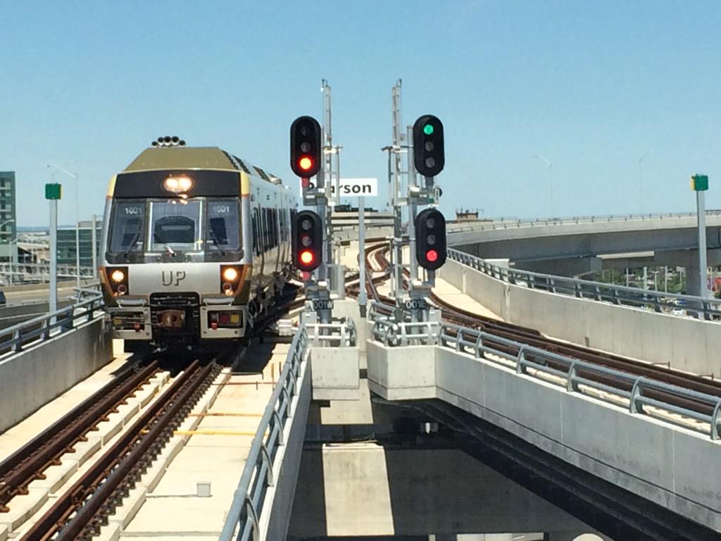 Urban_Toronto's tweet image. A @UPexpress train arrives at @TorontoPearson