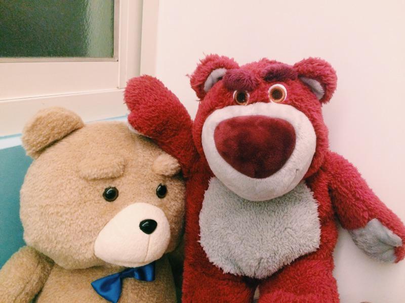 YuChen425's tweet photo. #熊抱哥 ：小子，以後這邊我來管，你滾邊去（挑眉😉）_
#Ted ：我眉毛跟你一樣粗你憑什麼肚子香香的，娘⋯
#disney #bear #VSCO http://t.co/r0YIGdWPhd