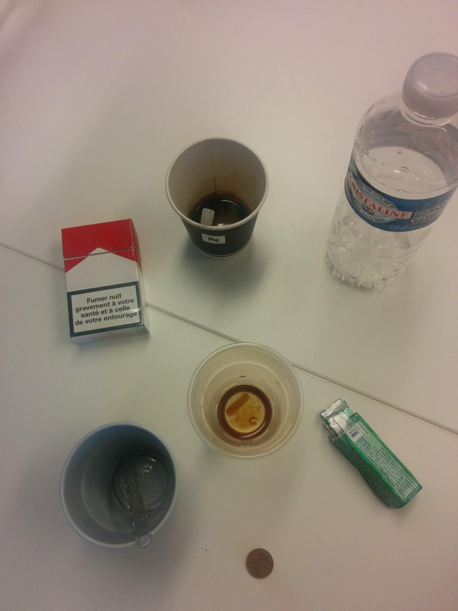PassagerApp's tweet photo. les ressources de l’équipe pour hier soir: 2 Chewing-gum, 2 cents &amp; 2 cigarettes
En espérant mieux pour ce soir http://t.co/2zNXAklelX