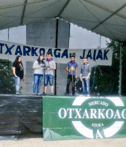 Goizalde1980's tweet photo. Pregón y txupin de la mano de @Goizalde1980 y #andonigago #OtxarkoagakoJaiak2015 http://t.co/6anb9n5LkW