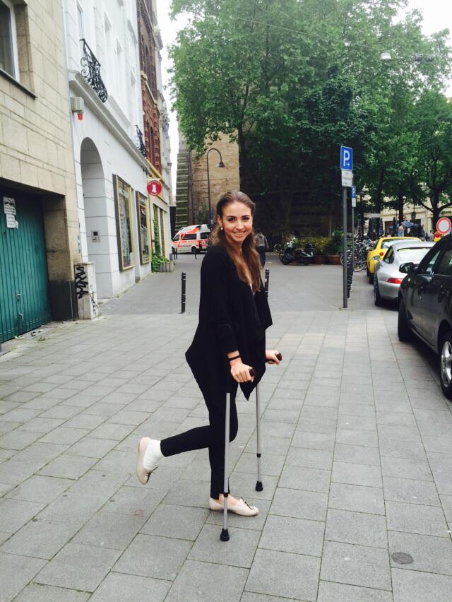 ekatekatleonova's tweet photo. Jetzt wird erstmal mit den Krücken getanzt :-) "Läuft bei mir". Kiss und schönes Wochenende, EKat <3 http://t.co/8P3vYcjY0u