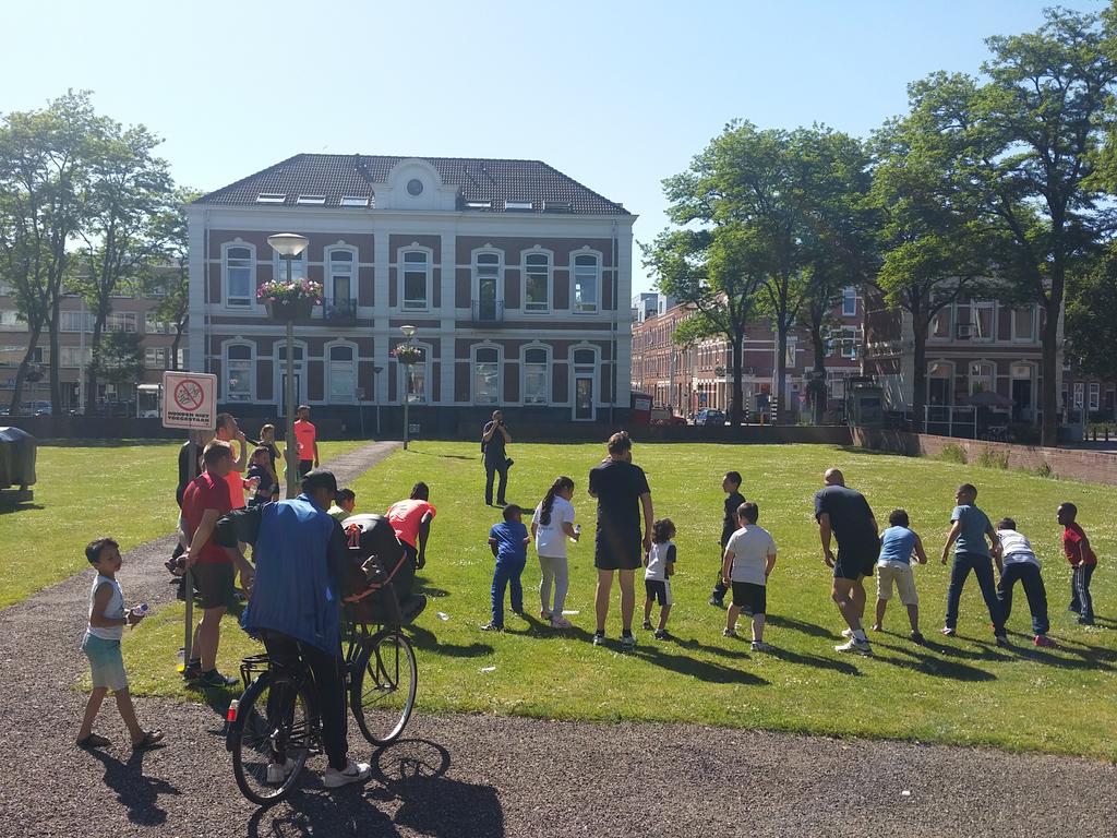 iktwitelkedag's tweet photo. Bij terugkomst wilde de kids nog even sprinten tegen de wijkagenten @POL_Boer #wijkagentTom @Crooswijk__Run http://t.co/wMnNAddtAd