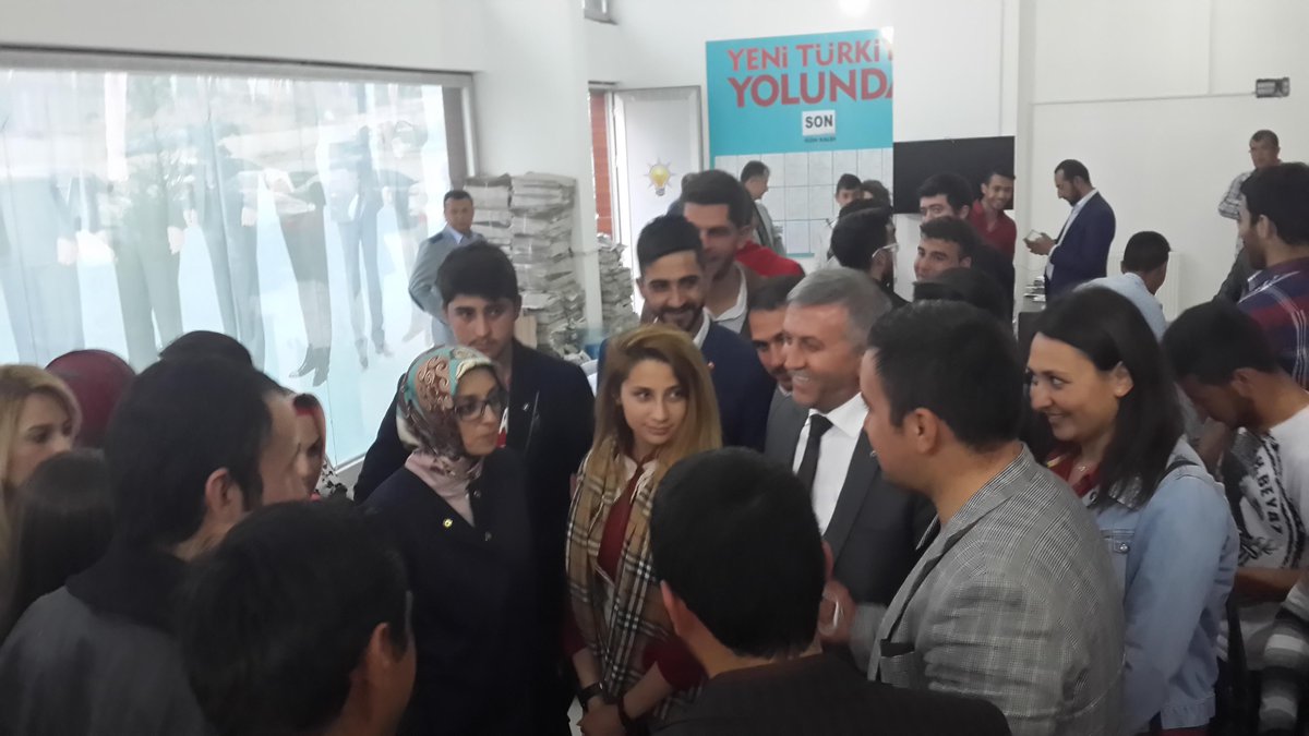 skmaltindag's tweet photo. Altındağ SKM Merkezimize Vekil Adayımız sy Lütfiye Selva ÇAM ve İlçe Başkanımız Ahmet KARACA gençlerimizler güzel an. http://t.co/Y2c9ChhvzB