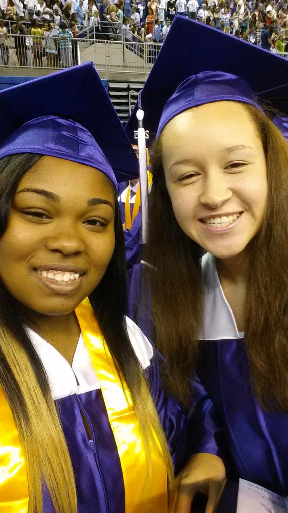 OhThatsChrissyy's tweet image. Nigga we made! #Classof2015 #wegraduated