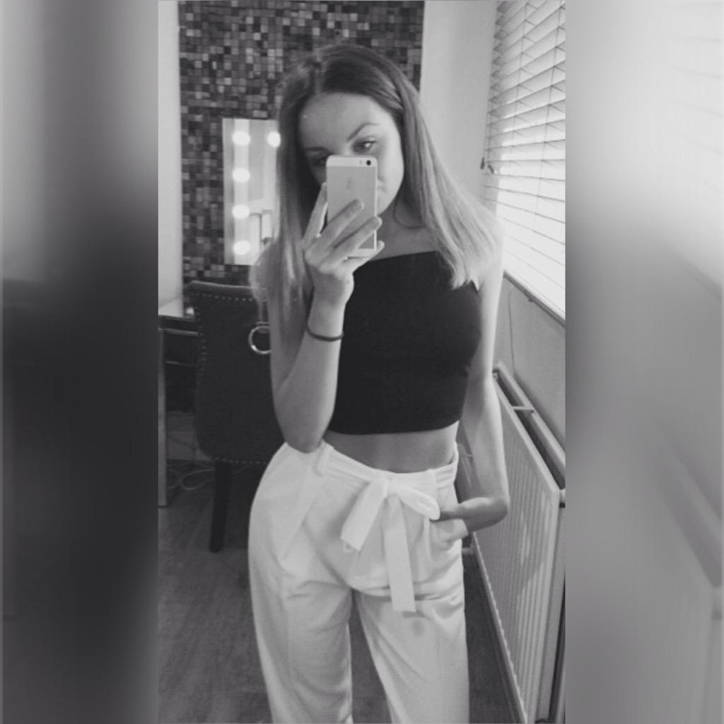 EdenTDraperFan's tweet photo. Loving this outfit 🙈🙈 @edenelenor http://t.co/sHyBRHmOM6