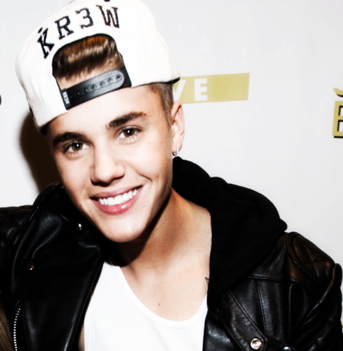 tdebieberz's tweet photo. UM RT = UM VOTO #JustinForMMVA 
marque 10 pessoas para fazer o mesmo ! http://t.co/ptUWIYRjXX
