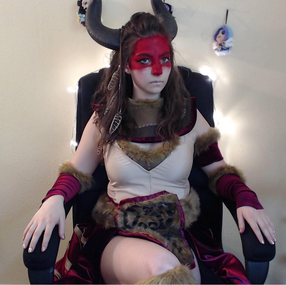 The Beast Mistress is live. twitch.tv/Reinessa. 