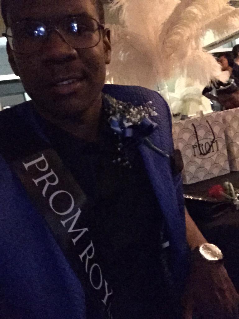 5GodFik's tweet photo. Come home with prom Roy ๐โบ๏ธ.....I'll be getting it again next year ๐ #MasteryProm #2k15prom http://t.co/ldfVGBBQgG