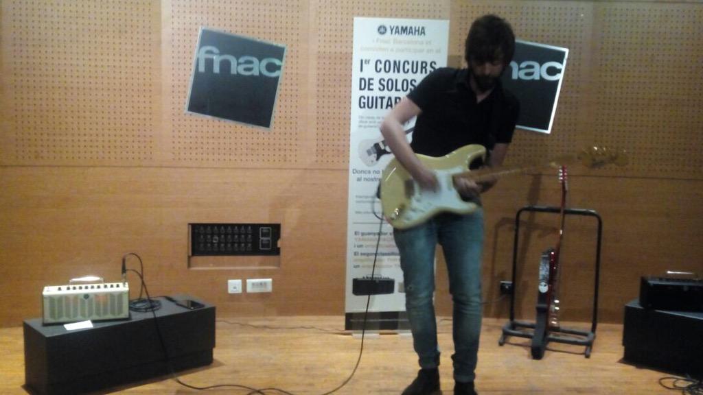 Fnac_ESP's tweet photo. ¡Nivelazo en el I Concurso de Solos de Guitarra en @Fnac_BCN! #artistazos 🎸🎤 http://t.co/UnJE2GT1xU http://t.co/jiHDdnIRkE