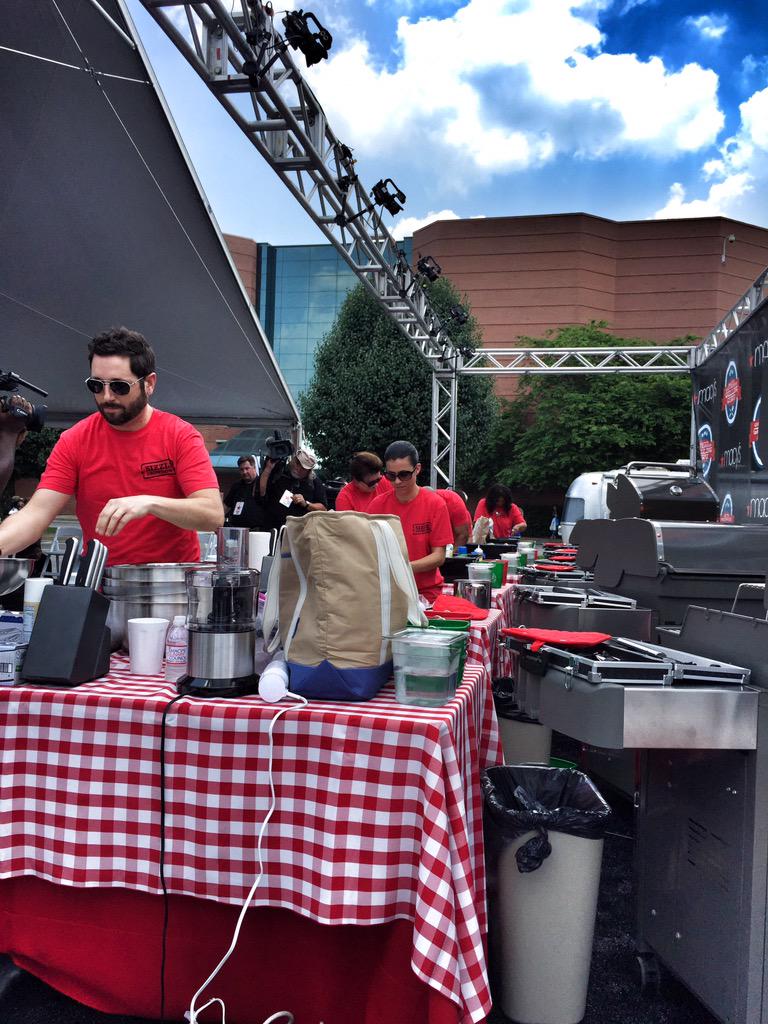 SBellasWays's tweet image. The 6 finalists begin! @Macys great American Grilling Guru Competition #MacysChefs #ad