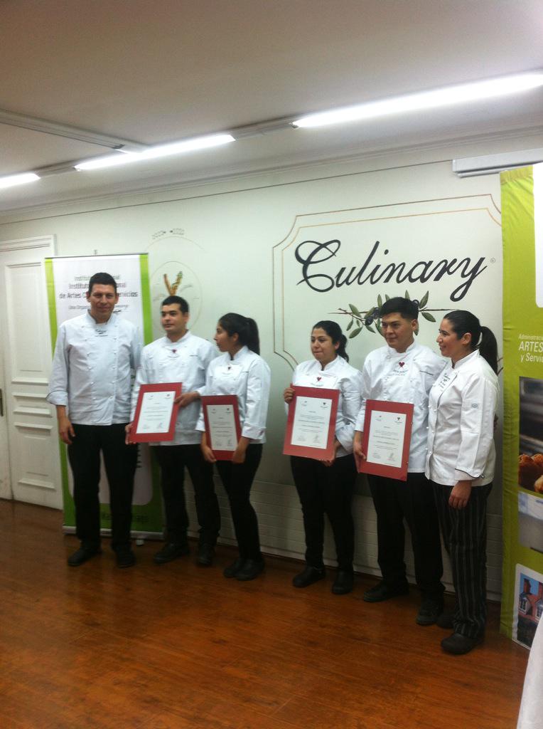 chefjuanmorales's tweet photo. Muchas emociones... Hoy titulamos a nuestros primeros cocineros!! Gracias @culinary_cl y a todo el equipo @JCocinamos http://t.co/WeFtpzZfoL