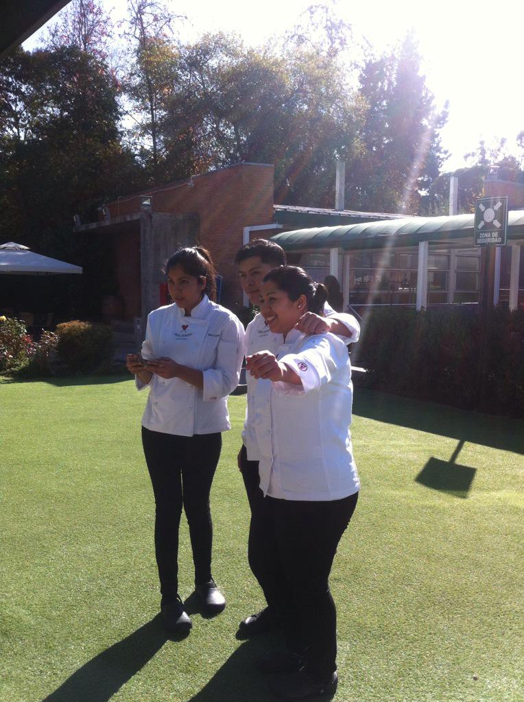 chefjuanmorales's tweet photo. Muchas emociones... Hoy titulamos a nuestros primeros cocineros!! Gracias @culinary_cl y a todo el equipo @JCocinamos http://t.co/WeFtpzZfoL