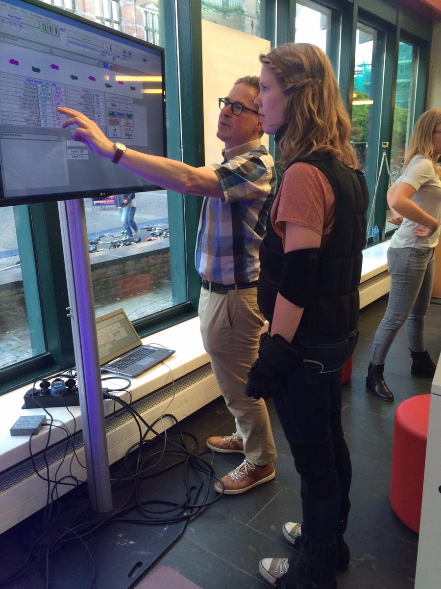 Hoe voelt het als je oud en stram bent? In de UB kun je het beleven in een verouderingspak! #denacht15