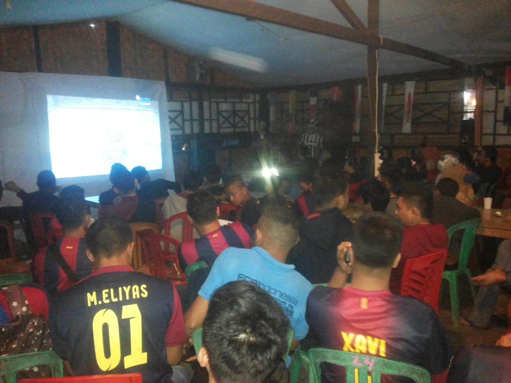 Suasana menjelang kick off ...