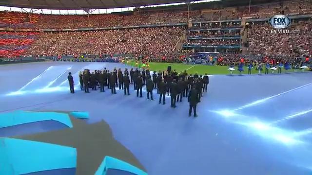 ChampionsFOX's tweet photo. Ay qué bonito suena el himno cuando se canta en vivo :') #UCLFinal http://t.co/vHtimtjmip
