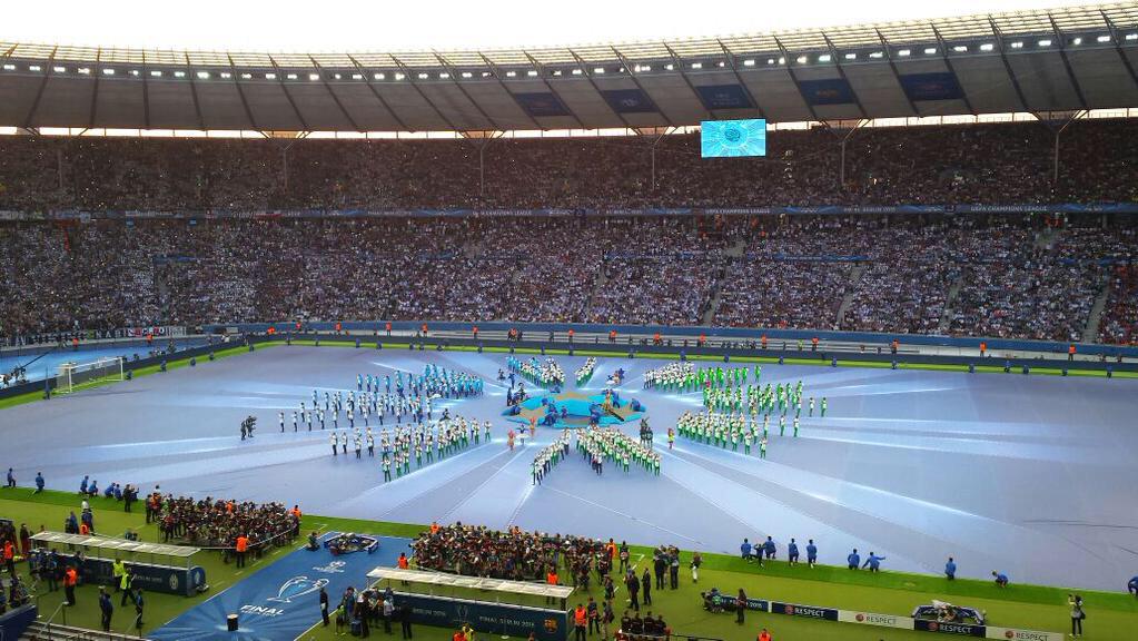 sonora969's tweet photo. Parte de la ceremonia previo a la #ChampionsLeagueFinal #UCLfinal http://t.co/Gr38kZy6NP