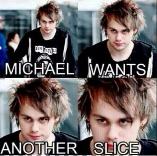 Fangirl_Text's tweet photo. PIZZA! PIZZA! @Michael5SOS http://t.co/esEgMsIs7R