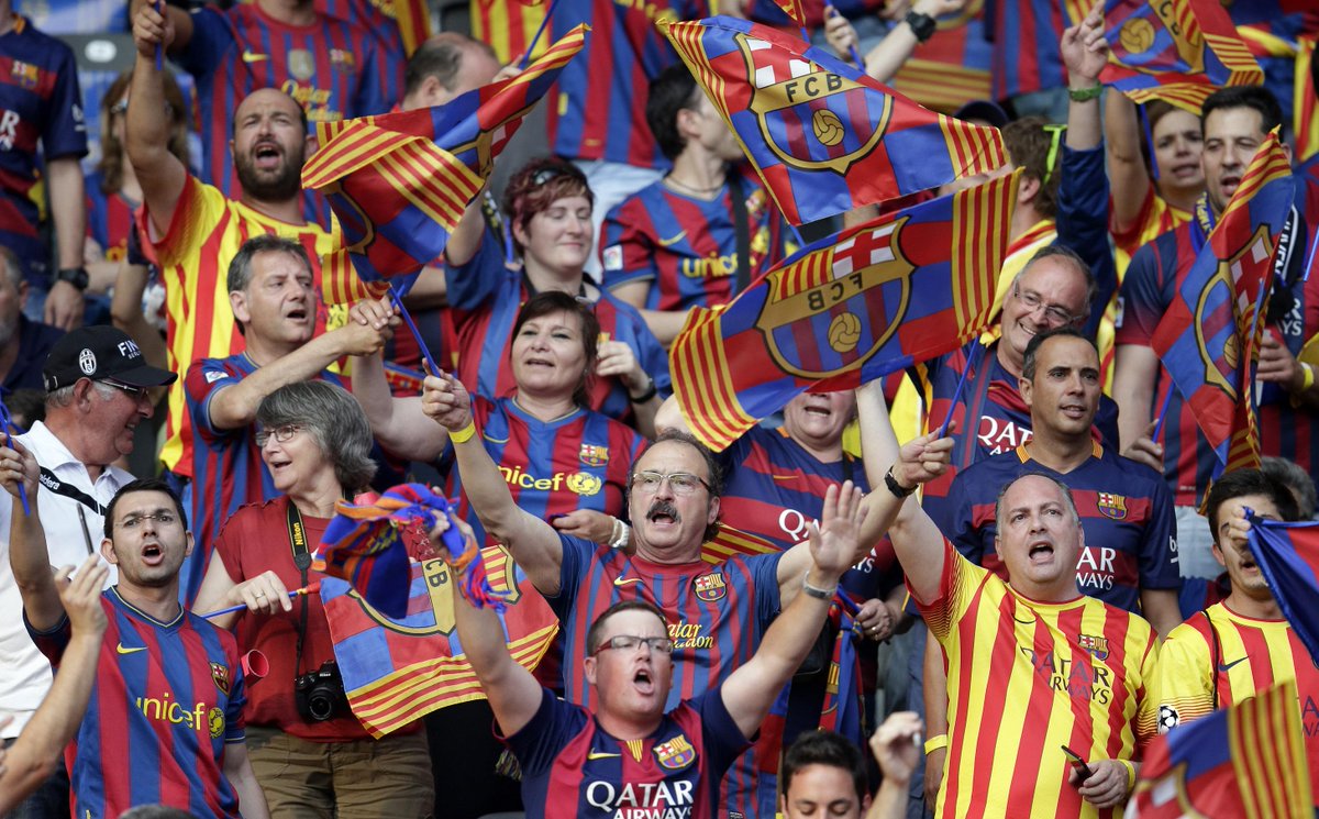 трибуна болельщиков цска. болельщики барсы. фанат барса. фанаты барселоны. на трибуне.