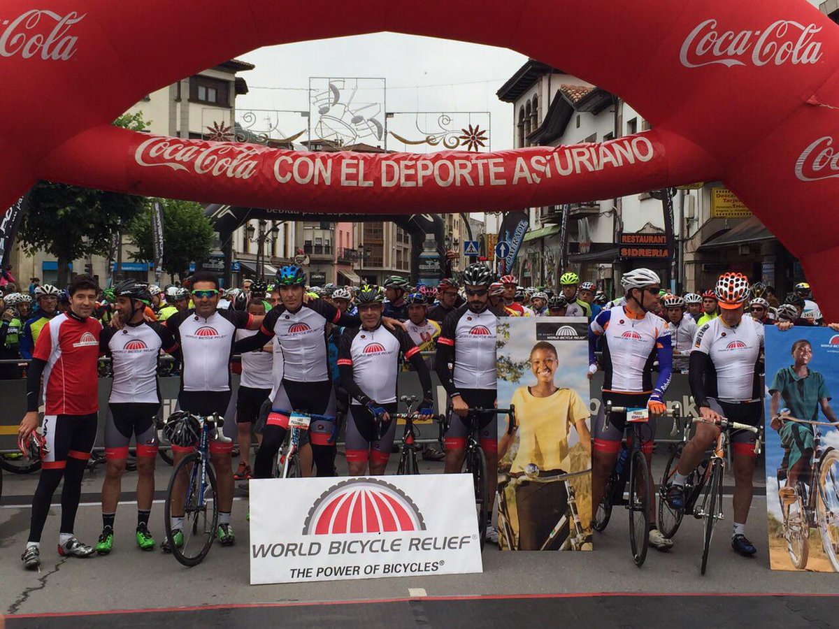 Los exprofesionales Rubiera, Barredo y Pasamontes participan hoy en la clásica de los Lagos para promocionar una ONG.