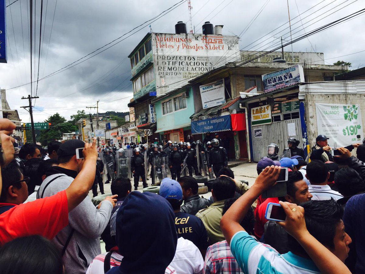 En #Teotitlan y #Tlaxiaco #Oaxaca los pobladores se unen a los maestros en desalojar y prohibir entr CG1uPy9U8AAVatL